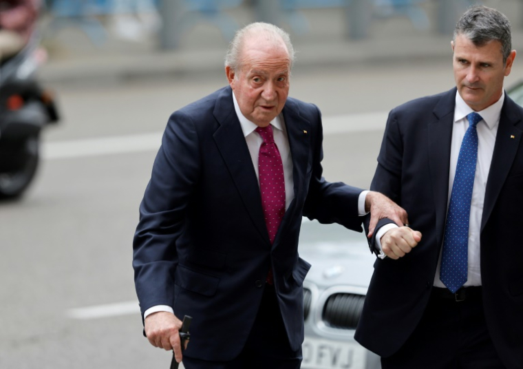 L'ancien roi d'Espagne Juan Carlos, contraint à l'exil après plusieurs scandales, se décrit comme un "homme meurtri" dans ses mémoires inédits publiés mercredi en France ( AFP / OSCAR DEL POZO )