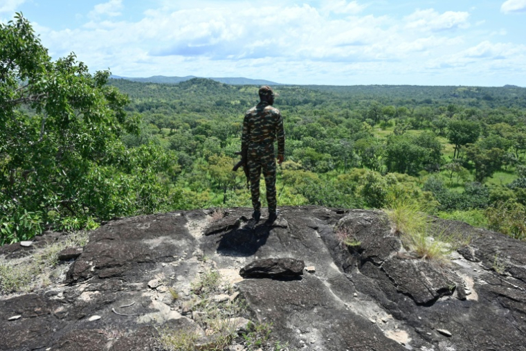 Un garde forestier en patrouille dans le parc national de la Comoé, le 13 octobre 2025 dans le nord-est de la Côte d'Ivoire ( AFP / Issouf SANOGO )