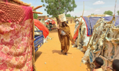 Une femme soudanaise transporte un bidon en plastique dans le camp d'Al-Rahmaniyah pour personnes déplacées, près de la ville d'El-Obeid, dans la région du Kordofan du Sud, le 25 juin 2026 ( AFP / - )