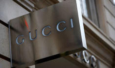Photo d'archives: Une enseigne Gucci à l'extérieur d'une boutique à Paris