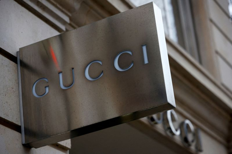 Photo d'archives: Une enseigne Gucci à l'extérieur d'une boutique à Paris