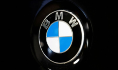 Un logo de BMW est visible à l'intérieur d'un concessionnaire automobile à Nijmegen