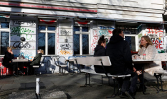 Des personnes devant un restaurant à Berlin