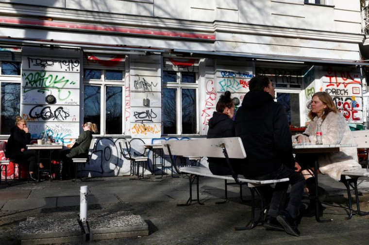 Des personnes devant un restaurant à Berlin