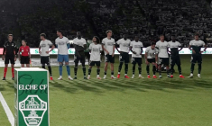 Les joueurs du Real Madrid arborent le maillot de soutien à Ceuta avant un match le 15 septembre 2026 à Elche. A droite sur la photo, Vinicius et Mbappé n'ont enfilé le t-shirt qu'à moitié, de même que Konate (troisième à partir de la gauche) ( AFP / Jose Jordan )