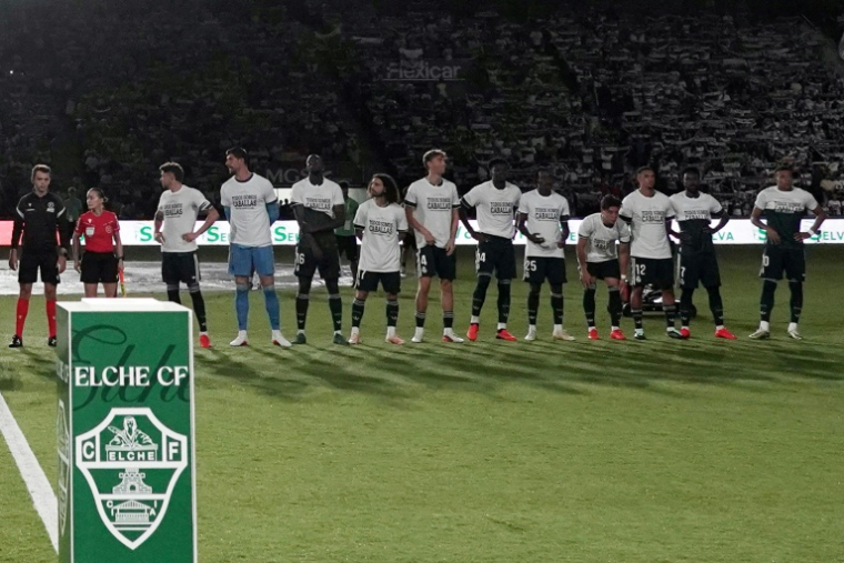 Les joueurs du Real Madrid arborent le maillot de soutien à Ceuta avant un match le 15 septembre 2026 à Elche. A droite sur la photo, Vinicius et Mbappé n'ont enfilé le t-shirt qu'à moitié, de même que Konate (troisième à partir de la gauche) ( AFP / Jose Jordan )