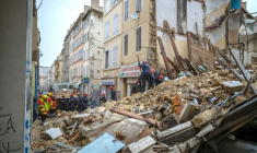 Photo diffusée par le BMPM/SM montrant des pompiers sur le site où deux immeubles se sont effondrés, rue d'Aubagne, le 5 novembre 2018 à Marseille ( Brigade des Sapeurs-Pompiers de Marseille / Loic AEDO )