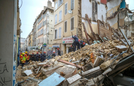 Photo diffusée par le BMPM/SM montrant des pompiers sur le site où deux immeubles se sont effondrés, rue d'Aubagne, le 5 novembre 2018 à Marseille ( Brigade des Sapeurs-Pompiers de Marseille / Loic AEDO )