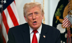 Le président américain Donald Trump lors d'une allocation depuis sa résidence de Mar-a-Lago à Palm Beach, en Floride, le 27 novembre 2025, jour de Thanksgiving ( AFP / Jim WATSON )