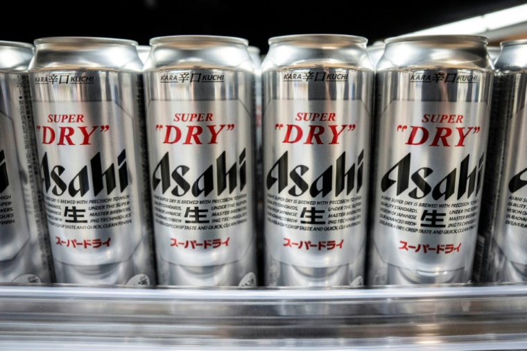 Des bières "Asahi Super Dry" sont alignées dans un supermarché de Tokyo, au Japon, le 3 octobre 2025 ( AFP / Yuichi YAMAZAKI )