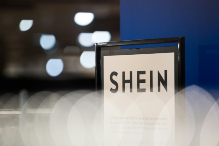 Le logo de Shein sur un panneau au BHV à Paris le 4 novembre 2025 ( AFP / Julie SEBADELHA )