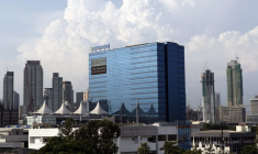 Un immeuble occupé par Teleperformance est visible à côté d'autres bâtiments récemment construits dans le quartier financier de Makati, à Manille.