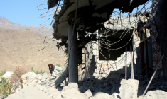 Un homme devant une maison endommagée par une frappe pakistanaise, à Asadabad, dans la province de Kunar, le 25 novembre 2025 en Afghanistan ( AFP / Aimal Zahir )
