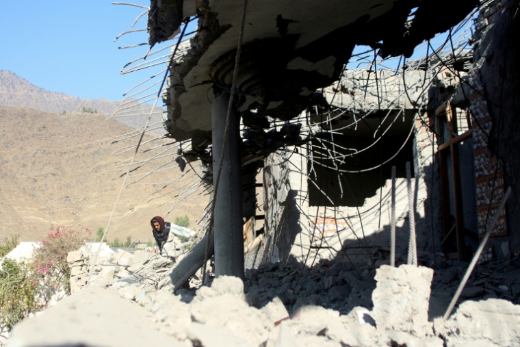 Un homme devant une maison endommagée par une frappe pakistanaise, à Asadabad, dans la province de Kunar, le 25 novembre 2025 en Afghanistan ( AFP / Aimal Zahir )