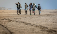 Des migrants éthiopiens marchent dans le désert, le 12 avril 2026, près d'Obock à Djibouti, en direction de l'Ethiopie, après avoir échoué à traverser jusqu'au Yémen ( AFP / Luis TATO )