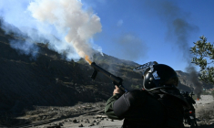 Un policier tire des gaz lacrymogènes vers des manifestants bloquant une route à Lipari, près de La Paz, le 16 mai 2026 ( AFP / AIZAR RALDES )