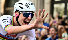 Tadej Pogacar vainqueur pour la 5e fois d'affilée du Tour de Lombardie, le 11 octobre 2025 à Bergame ( AFP / Marco BERTORELLO )