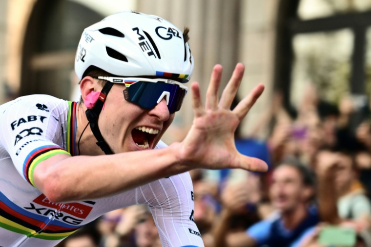 Tadej Pogacar vainqueur pour la 5e fois d'affilée du Tour de Lombardie, le 11 octobre 2025 à Bergame ( AFP / Marco BERTORELLO )