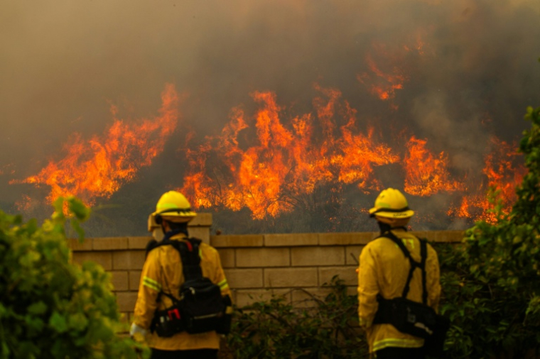 Des pompiers luttent contre le "Sandy Fire", dans les collines de Simi Valley, près de Los Angeles, le 18 mai 2026 ( AFP / Apu GOMES )