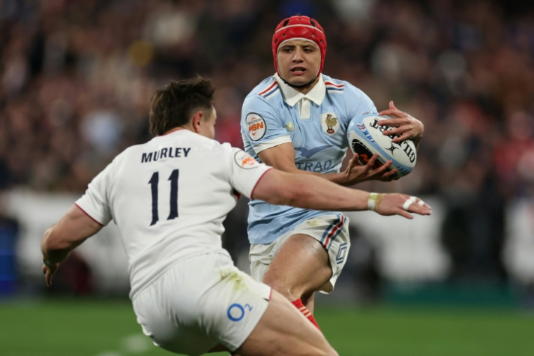 L'ailier du XV de France Louis Bielle-Biarrey (D) a marqué quatre essais contre les Anglais, lors de la victoire de la France face à l'Angleterre samedi en clôture du Tournoi des six nations  ( AFP / FRANCK FIFE )