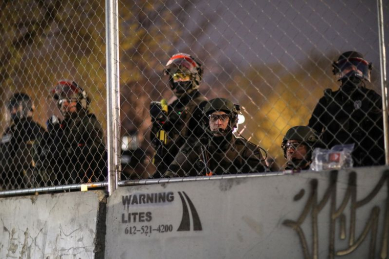 LA POLICE DU MINNESOTA PROMET DE NE PAS ARRÊTER LES JOURNALISTES QUI COUVRENT LES MANIFESTATIONS