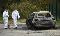 La police scientifique près de la voiture utilisée par un conducteur soupçonné d'avoir blessé plusieurs personnes à Saint-Pierre-d’Oléron, en Charente-Maritime, le 5 novembre 2025 ( AFP / Christophe ARCHAMBAULT )