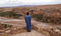 Un homme contemple le ksar d'Aït Ben Haddou, site classé au patrimoine mondial de l'UNESCO, au Maroc