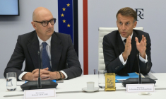 Le ministre de l'Economie Roland Lescure et le président Emmanuel Macron, à l'Elysée le 2 octobre 2026, à l'issue d'une vidéoconférence du G7 présidé par la France ( POOL / Ludovic MARIN )
