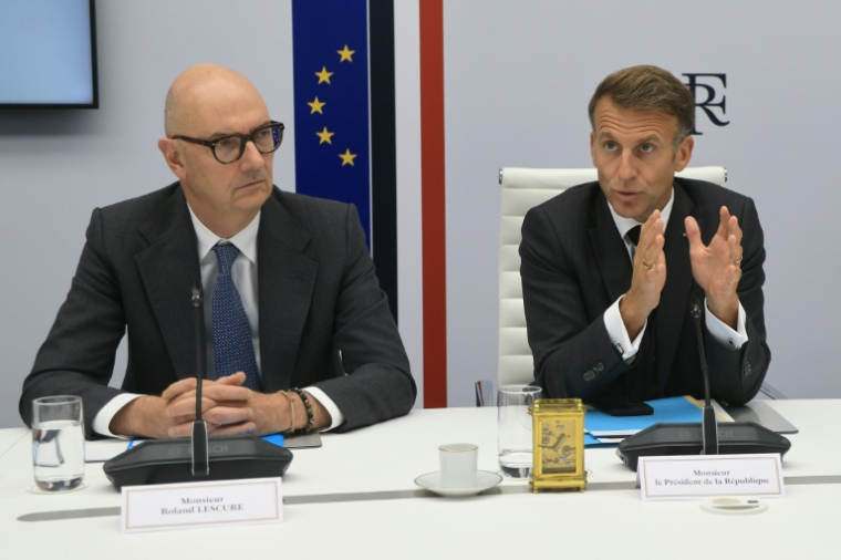 Le ministre de l'Economie Roland Lescure et le président Emmanuel Macron, à l'Elysée le 2 octobre 2026, à l'issue d'une vidéoconférence du G7 présidé par la France ( POOL / Ludovic MARIN )