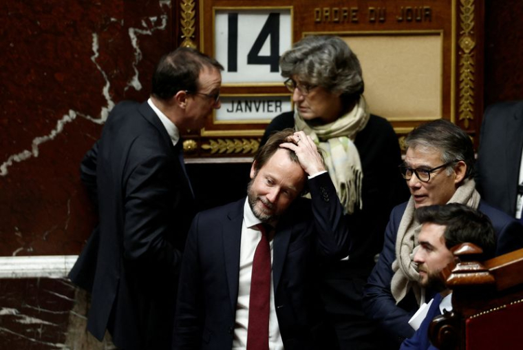 un débat suivant le discours de politique générale du Premier ministre français à l'Assemblée nationale à Paris