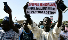 (ARCHIVES) Un manifestant brandit une banderole lors d'une manifestation réclamant la criminalisation de l'homosexualité au Sénégal, à Dakar, le 23 mai 2021 ( AFP / Seyllou )