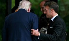 Donald Trump (g) et Emmanuel Macron, au sommet du G7 à Evian, le 16 juin 2026 ( AFP / Mandel NGAN )