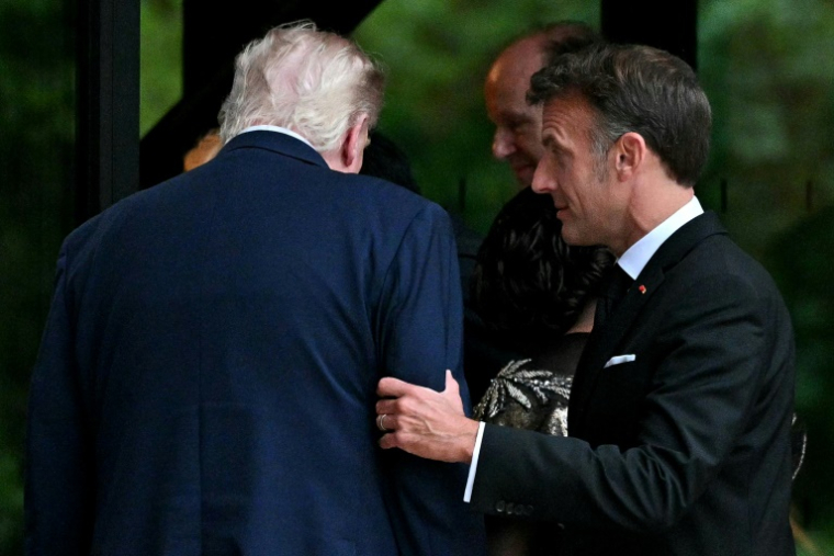 Donald Trump (g) et Emmanuel Macron, au sommet du G7 à Evian, le 16 juin 2026 ( AFP / Mandel NGAN )