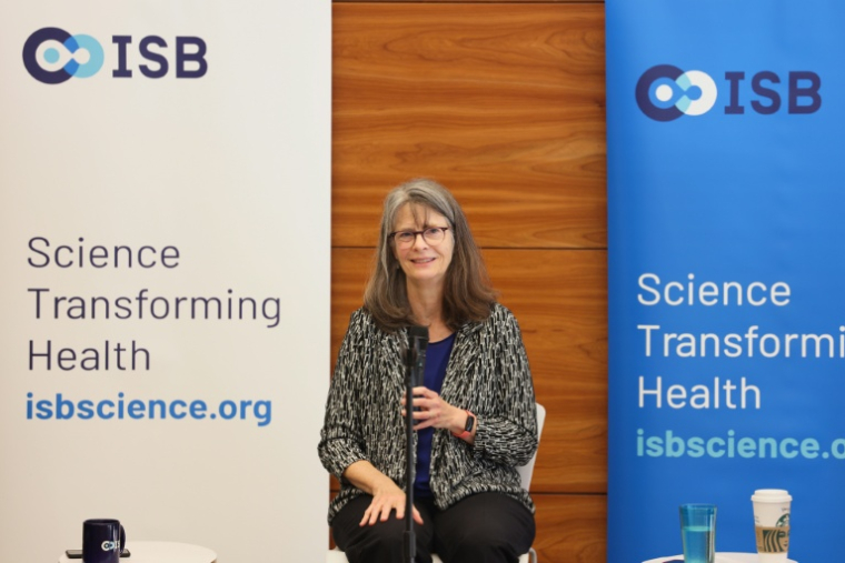 La chercheuse américaine Mary E. Brunkow, co-lauréate du prix Nobel de médecine avec les chercheurs américain Fred Ramsdell et japonais Shimon Sakaguchi, lors d'une conférence de presse sur ses travaux sur la tolérance immunitaire périphérique, à l'Institute for Systems Biology (ISB), le 7 octobre 2025 à Seattle, dans l'Etat de Washington ( AFP / Genna MARTIN )