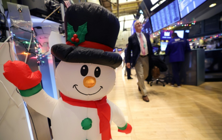 Un bonhomme de neige sur le parquet de la Bourse de New York, le 3 décembre 2025 ( AFP / TIMOTHY A. CLARY )