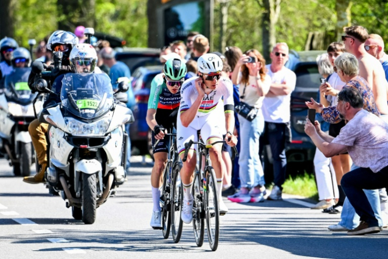 Tadej Pogacar devant Paul Seixas dans Liège-Bastogne-Liège le 26 avril 2026 ( BELGA / MAARTEN STRAETEMANS )