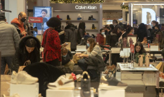 Les clients dans un grand magasin lors des soldes du Black Friday