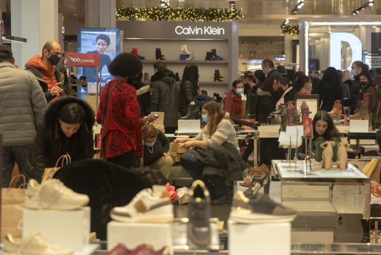 Les clients dans un grand magasin lors des soldes du Black Friday