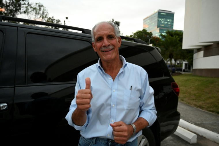 Le candidat du Parti national (PN, droite) à la présidentielle, Nasry Asfura, qui a reçu le soutien de Donald Trump, à l'issue d'un meeting à Tegucigalpa, le 28 novembre 2025 au Honduras ( AFP / Orlando SIERRA )