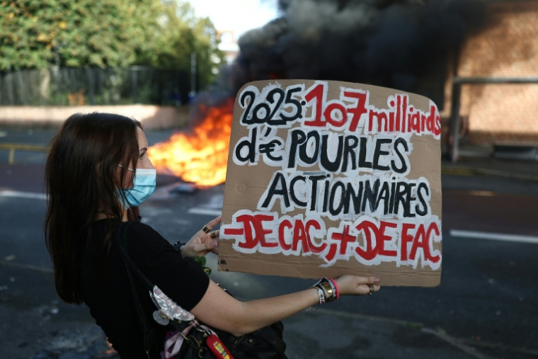 Une manifestante lors d'une journée d'appel au blocus des lycées en France, à Lille le 1er octobre 2026 ( AFP / Sameer AL-DOUMY )