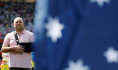 Ahmed al Ahmed, l'homme qui avait désarmé l'un des auteurs de l'attentat antisémite de la plage de Bondi à Sydney en décembre 2025, reçoit des hommages lors d'un match de cricket à Sydney en Australie le 4 janvier 2026 ( POOL / Darrian Traynor )