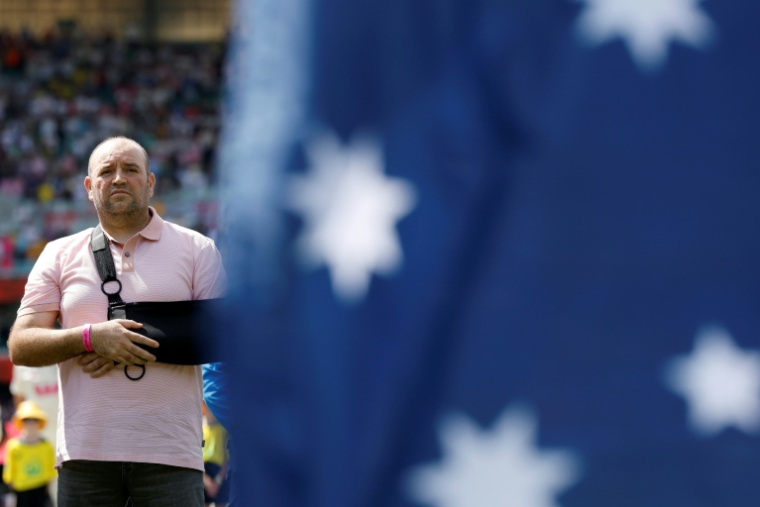 Ahmed al Ahmed, l'homme qui avait désarmé l'un des auteurs de l'attentat antisémite de la plage de Bondi à Sydney en décembre 2025, reçoit des hommages lors d'un match de cricket à Sydney en Australie le 4 janvier 2026 ( POOL / Darrian Traynor )