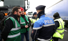 Chauffeurs routiers et policiers sur l'A7 à Chasse-sur-Rhône (Isère), le 28 mars 2026 ( AFP / Alex MARTIN )