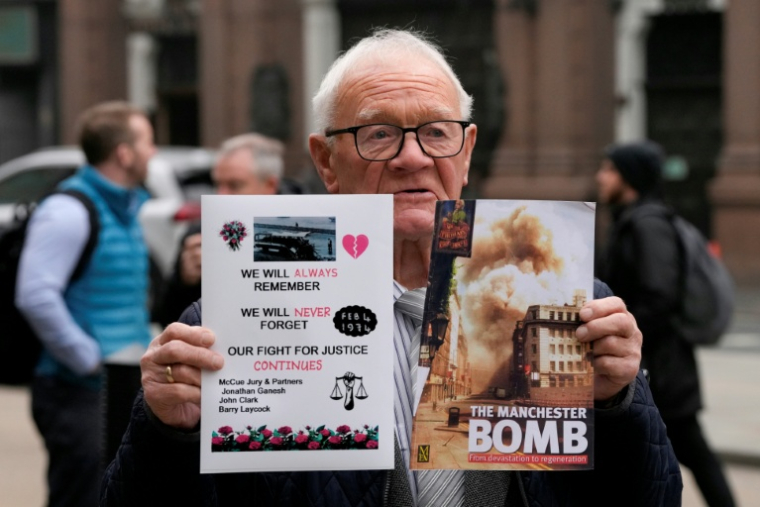 Barry Laycock, victime de l'attentat à la bombe du centre commercial Arndale à Manchester en 1996, attend devant la Haute cour de Londres l'arrivée de l'ancien dirigeant du Sinn Fein Gerry Adams, le 9 mars 2026 ( AFP / CARLOS JASSO )