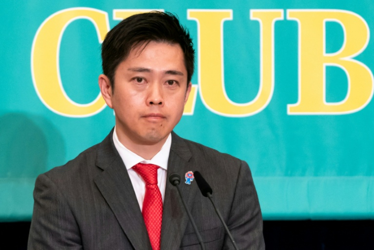 Le co-dirigeant du Parti japonais pour l'innovation (JIP, ou Ishin), Hirofumi Yoshimura, participe à un débat avec les dirigeants d'autres partis politiques au Club national de la presse japonaise à Tokyo, le 2 juillet 2025 ( POOL / Tomohiro Ohsumi )