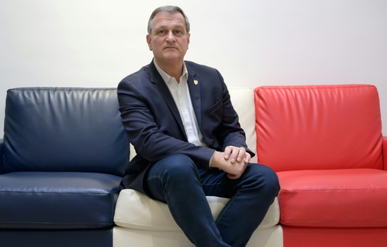 Le maire RN de Perpignan, Louis Aliot, candidat à sa réélection, dans son bureau à Perpignan, le 6 février 2026 ( AFP / Ed JONES )