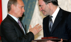 Le président russe Vladimir Poutine remet à Valeri Guerguiev, alors directeur du théâtre Mariïnski de Saint-Pétersbourg, le Prix d'État des arts et de la littérature, à Moscou le 15 juin 2004 ( POOL / ALEXANDER NEMENOV )