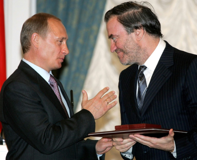 Le président russe Vladimir Poutine remet à Valeri Guerguiev, alors directeur du théâtre Mariïnski de Saint-Pétersbourg, le Prix d'État des arts et de la littérature, à Moscou le 15 juin 2004 ( POOL / ALEXANDER NEMENOV )