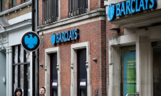 On voit une succursale de la banque Barclays à Londres