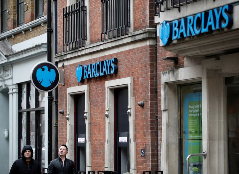 On voit une succursale de la banque Barclays à Londres
